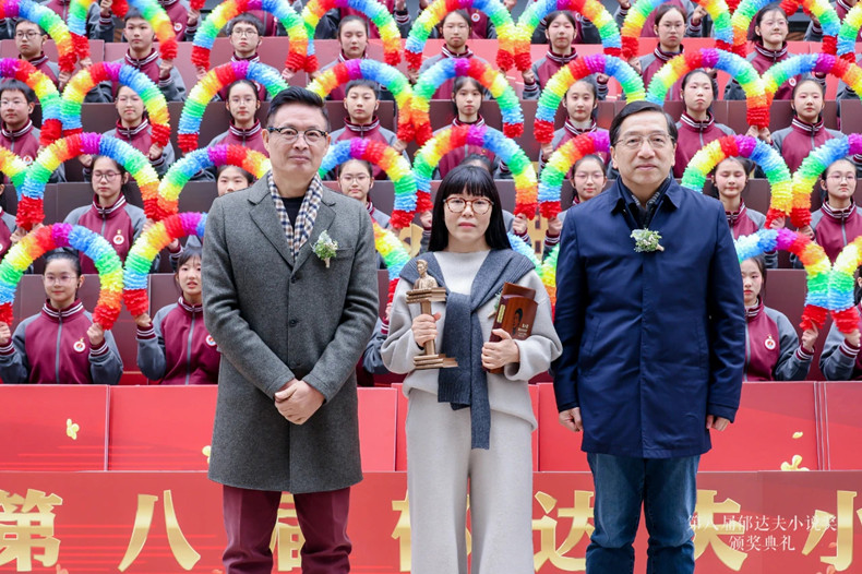 來穎杰、麥家為中篇小說首獎(jiǎng)獲獎(jiǎng)作家楊方頒獎(jiǎng)