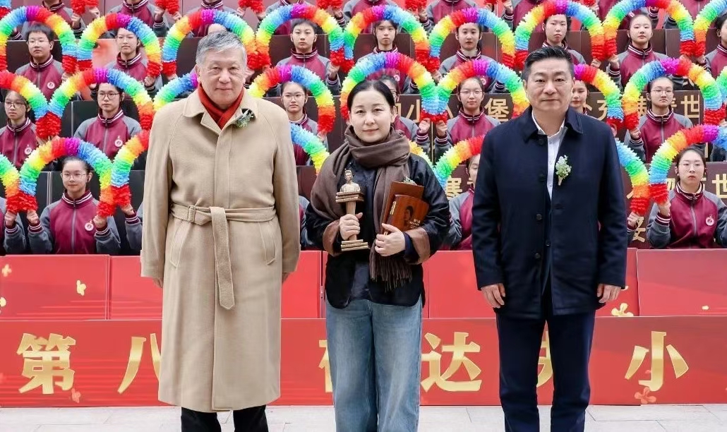 黃海峰、孫甘露為短篇小說首獎(jiǎng)獲獎(jiǎng)作家金仁順頒獎(jiǎng)