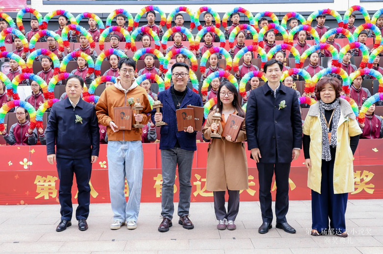 葉彤、袁敏、謝漸升為中篇小說獎(jiǎng)獲獎(jiǎng)作家頒獎(jiǎng)