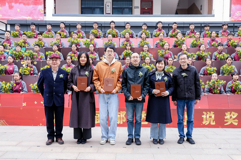 賀紹俊、黃德海為責(zé)編獎(jiǎng)獲獎(jiǎng)?wù)哳C獎(jiǎng)