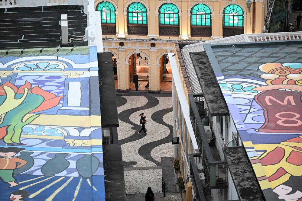 這是透過M8澳門八號(hào)商業(yè)都市更新項(xiàng)目玻璃拍攝的周邊街景（11月15日攝）。新華社記者 金良快 攝