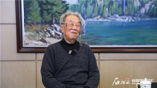 王蒙接受專訪。天山網(wǎng)-新疆日報記者 銀璐攝