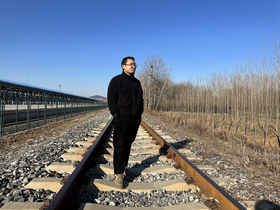 魏思孝，1986年生于山東淄博。現(xiàn)為山東理工大學(xué)兼職教授，中國作家協(xié)會會員，淄博市作家協(xié)會副主席。專業(yè)從事文學(xué)創(chuàng)作10余年。著有《余事勿取》《王能好》《土廣寸木》等10余部。曾獲第九屆報喜鳥文學(xué)領(lǐng)域新銳藝術(shù)人物、山東文學(xué)新人獎、第四屆泰山文藝獎、第五屆茅盾新人獎提名獎、第七屆寶珀理想國文學(xué)獎首獎，入選第三屆“王蒙青年作家支持計劃?年度特選作家”等。