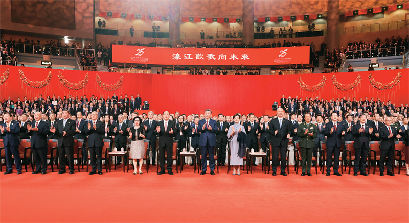 2024年12月19日晚，慶祝澳門回歸祖國25周年文藝晚會在澳門東亞運動會體育館舉行。中共中央總書記、國家主席、中央軍委主席習近平觀看演出。晚會最后，習近平同全場觀眾一起高唱《歌唱祖國》。 新華社記者 丁林/攝