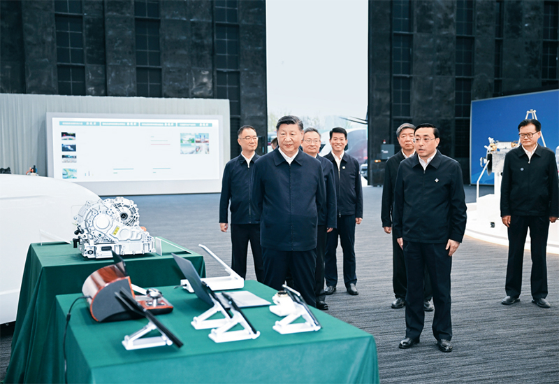 2024年10月17日至18日，中共中央總書記、國家主席、中央軍委主席習近平在安徽考察。這是17日下午，習近平在合肥濱湖科學城察看安徽省重大科技創(chuàng)新成果集中展示。 新華社記者 謝環(huán)馳/攝