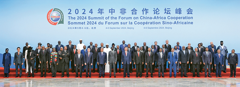 2024年9月5日上午，國家主席習近平在北京人民大會堂出席中非合作論壇北京峰會開幕式并發(fā)表主旨講話。這是開幕式前，習近平同出席峰會的外方領導人集體合影。 新華社記者 饒愛民/攝