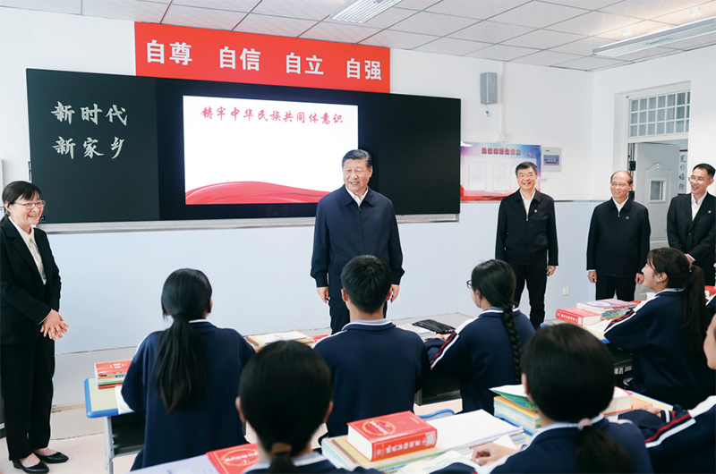 2024年6月18日至19日，中共中央總書記、國家主席、中央軍委主席習近平在青?？疾?。這是18日下午，習近平在果洛西寧民族中學高一（1）班觀摩“新時代、新家鄉(xiāng)”主題思政課。 新華社記者 鞠鵬/攝