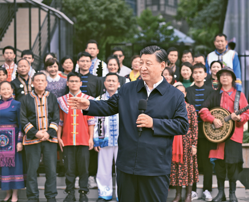 2023年12月14日至15日，中共中央總書記、國家主席、中央軍委主席習近平在廣西考察。這是14日上午，習近平在南寧市良慶區(qū)蟠龍社區(qū)考察時，同社區(qū)各族群眾親切交流。 新華社記者 燕雁/攝