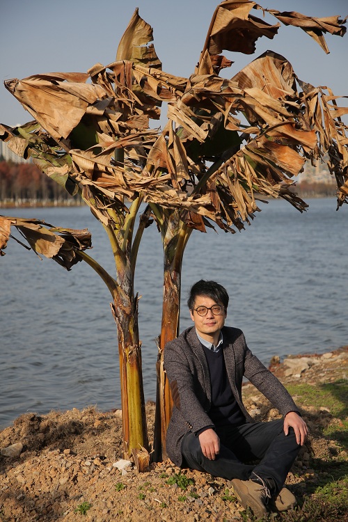 東君，70后寫作者，現(xiàn)居浙江樂清。以小說創(chuàng)作為主，兼及詩與隨筆。結(jié)集作品有《東甌小史》《某年某月某先生》《徒然先生穿過北冰洋》《面孔》《無雨燒茶》等。另著有長篇小說《浮世三記》、評論集《隱秘的回響》等。