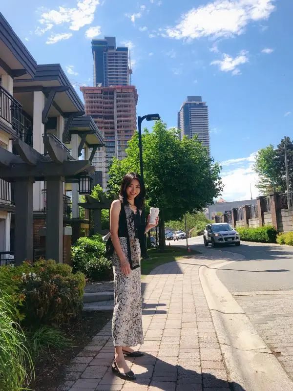 蔣在，小說見于《人民文學(xué)》《十月》《當(dāng)代》《鐘山》等。出版小說《街區(qū)那頭》《飛往溫哥華》。詩集《又一個春天》。曾獲“山花文學(xué)雙年獎”新人獎，鐘山之星文學(xué)獎，西湖新銳文學(xué)獎等。牛津大學(xué)羅德學(xué)者提名。北京老舍文學(xué)院合同制作家。首師大外國語言學(xué)及應(yīng)用語言學(xué)在讀博士。