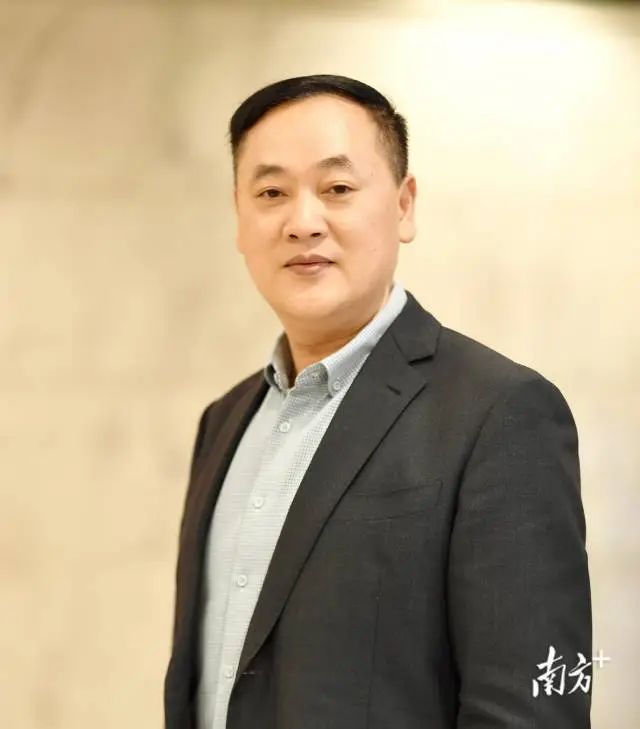 謝有順，男，漢族，1972年7月生，福建長汀人。先后畢業(yè)于福建師大和復(fù)旦大學(xué)中文系，獲文學(xué)博士學(xué)位。曾任廣東省作家協(xié)會創(chuàng)作研究部副主任、一級作家，2006年起任中山大學(xué)中文系教授、博士生導(dǎo)師。  先后入選中宣部文化名家暨“四個一批”人才、國務(wù)院特殊津貼專家、教育部“長江學(xué)者”特聘教授等。兼任中國作家協(xié)會文學(xué)理論批評委員會副主任、中國小說學(xué)會副會長。  主要從事中國當(dāng)代文學(xué)和文化研究。在《文學(xué)評論》等刊發(fā)表學(xué)術(shù)論文三百多篇，其中十幾篇論文被《新華文摘》全文轉(zhuǎn)載。著有《成為小說家》《散文中的心事》《文學(xué)的深意》等著作二十幾部，主編《中國當(dāng)代作家論》等叢書多套。主持多個國家社科基金項目。曾獲馮牧文學(xué)獎、中國文聯(lián)“啄木鳥杯”優(yōu)秀論著獎、莊重文文學(xué)獎等多個獎項。