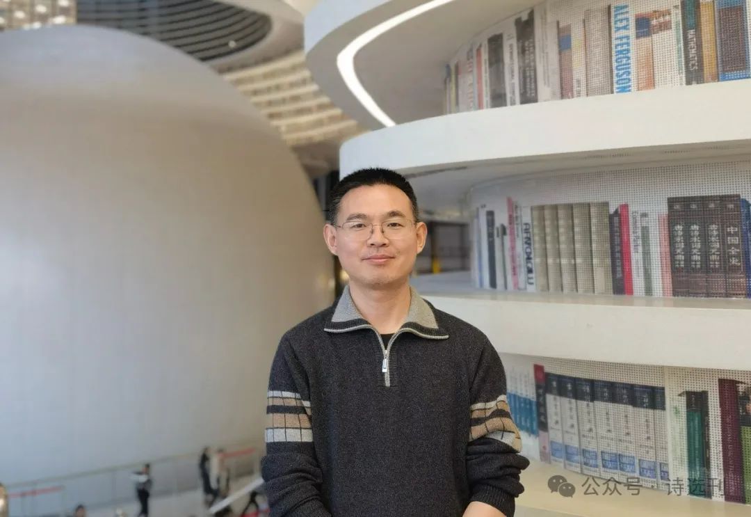 宋煜，本名宋立理，河北隆堯人，中國作家協(xié)會(huì)會(huì)員、河北省作家協(xié)會(huì)會(huì)員。曾出版長篇小說《穿越玫瑰》，詩歌散見于《詩刊》《星星》《揚(yáng)子江詩刊》《詩選刊》等刊物，曾入選河北文學(xué)排行榜·詩歌榜。