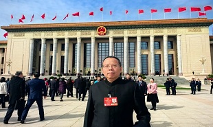 全國人大代表，貴州省文聯(lián)主席、省作協(xié)主席歐陽黔森