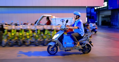 “外賣詩人”王計兵奔馳在送外賣路上。資料圖片