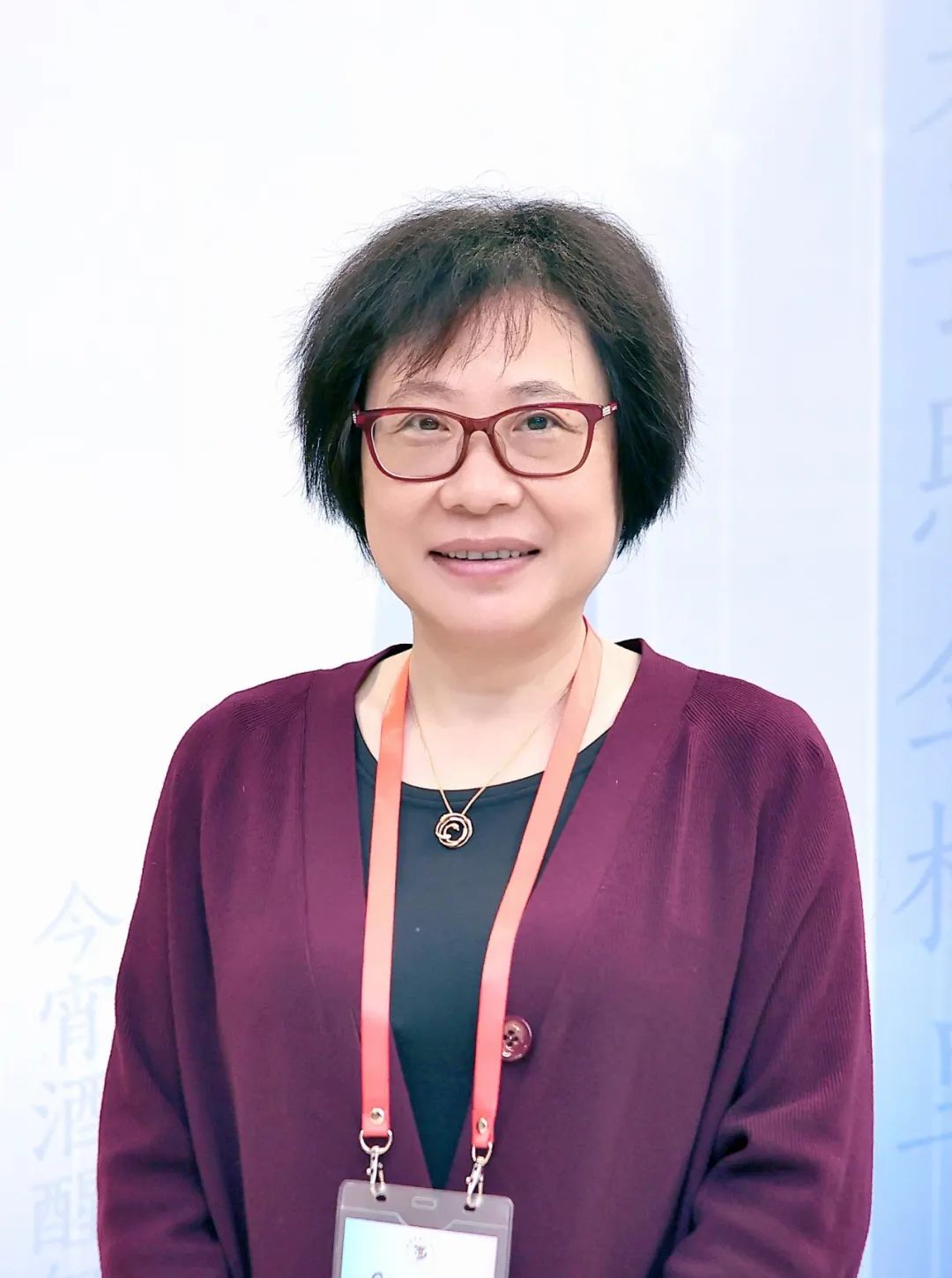 榮榮，本名褚佩榮，生于1964年，出版過多部詩集及散文隨筆集，參加過《詩刊》社第十屆青春詩會，曾獲《詩刊》《詩歌月刊》《人民文學(xué)》《北京文學(xué)》等刊物年度詩歌獎、中國作家出版集團(tuán)優(yōu)秀作家貢獻(xiàn)獎、首屆徐志摩青年詩人獎、第二屆中國女性文學(xué)獎、劉章詩歌獎、十月文學(xué)獎、全國第四屆魯迅文學(xué)獎等。