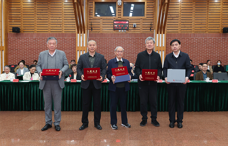 束沛德、畢飛宇、孫甘露、阿英長孫錢榮毅向中國現(xiàn)代文學(xué)館捐贈珍貴文獻(xiàn)，王軍接受捐贈