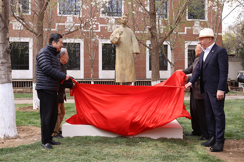 王蒙、陳建功、李象群、周令飛共同為魯迅新塑像揭幕