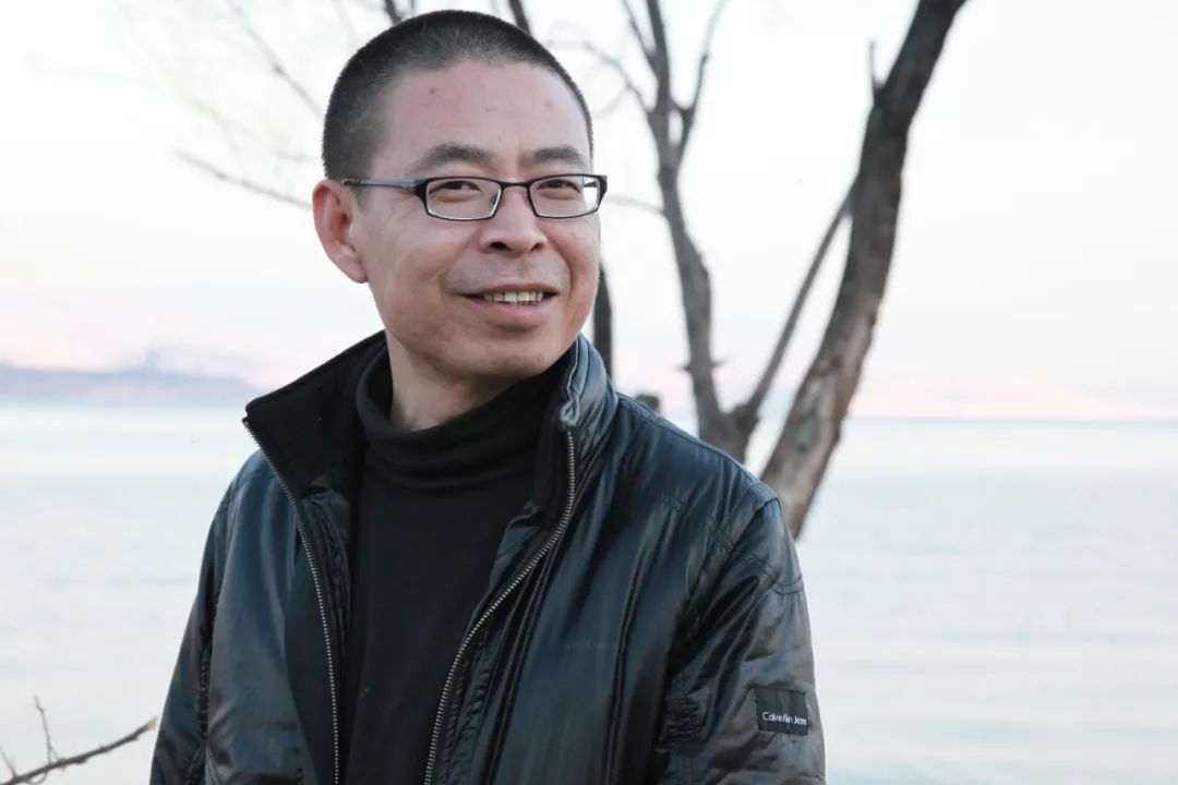 李亞偉，1963年出生于重慶市酉陽縣。創(chuàng)作過《男人的詩》《醉酒的詩》《空虛的詩》《航海志》《野馬與塵?！贰逗游髯呃仁闱椤返乳L詩和組詩，出版有詩集《豪豬的詩篇》《紅色歲月》《酒中的窗戶》《我在雙魚座上給你寫信》以及文論集《詩歌與先鋒》、文化隨筆《人間宋詞》等；獲第四屆華語文學(xué)傳媒2005年度詩人獎、第一屆魯迅文化獎年度詩歌獎、首屆屈原詩歌金獎等。