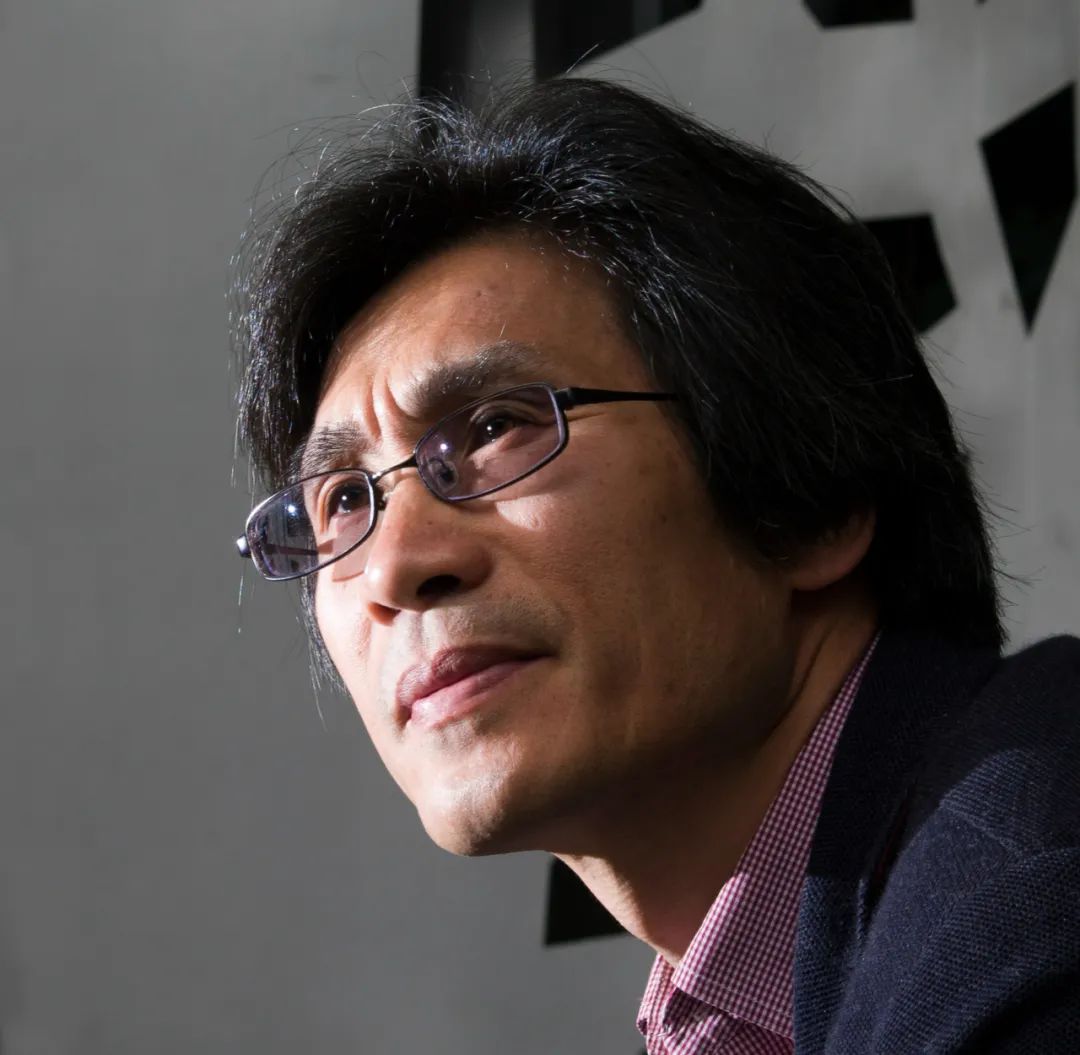 樹才，原名陳樹才。詩人、翻譯家。浙江寧波人?，F(xiàn)供職于中國社會科學(xué)院外國文學(xué)研究所。已出版詩集、譯詩集二十余部。曾獲“徐志摩詩歌獎”、“李叔同國際詩歌獎”等。2008年獲法國政府頒發(fā)的“教育騎士”勛章，2023年又獲“藝術(shù)和文學(xué)騎士”勛章。