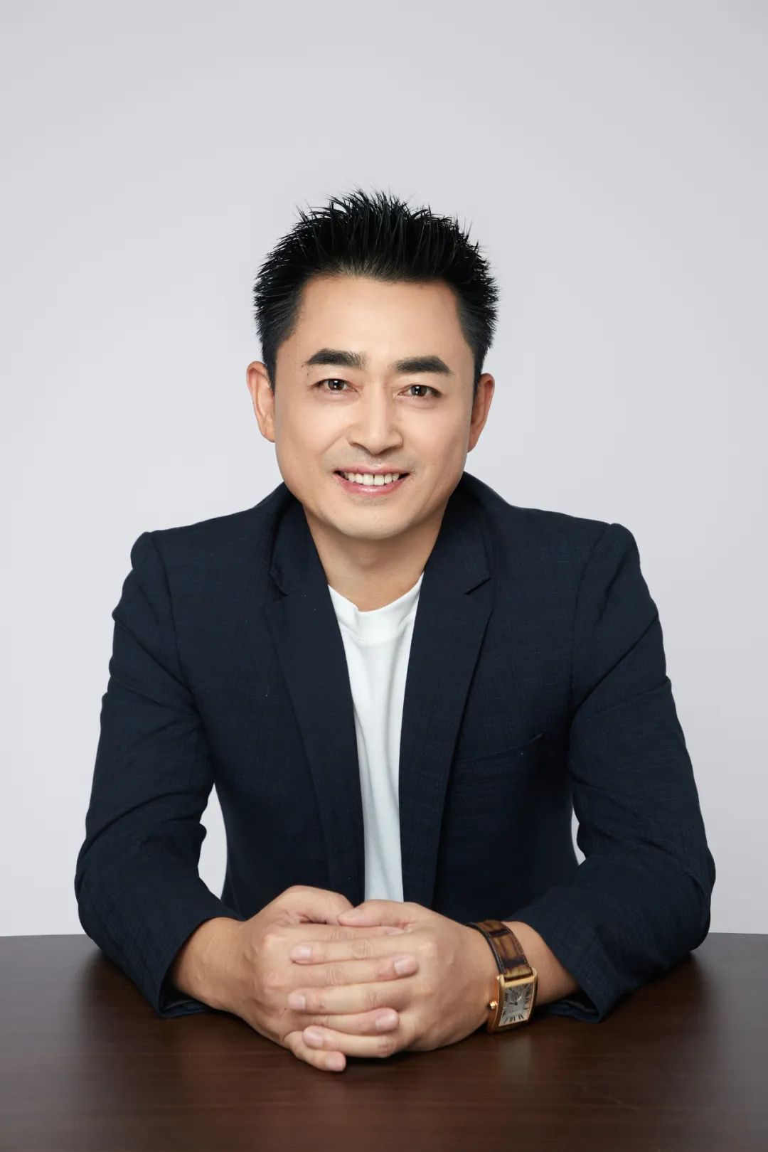 王峰，中國作家協(xié)會會員，中國詩歌學(xué)會會員?，F(xiàn)為波音客機資深機長。曾獲第六屆泰山文藝獎，第二屆艾青詩歌獎。詩作發(fā)表于《人民文學(xué)》《詩刊》《十月》《作品》《詩歌月刊》《星星》《草堂》《鐘山》。出版詩集《三萬英尺》《睡在溪邊的魚》《天際線》《下垂的時間》。