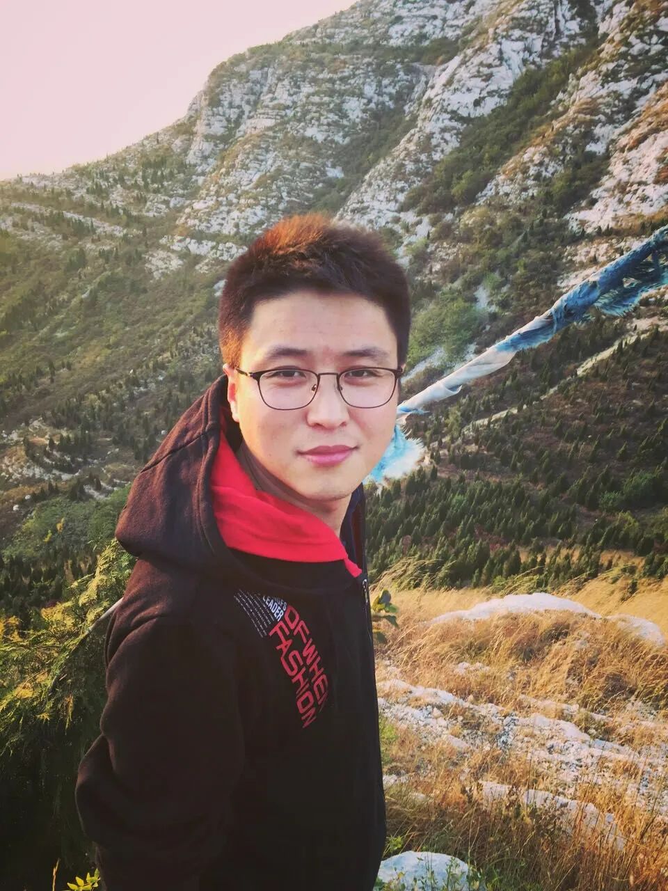 王二冬，男，1990年生于山東無棣，現(xiàn)居北京，快遞行業(yè)從業(yè)者。中國作家協(xié)會會員、新工業(yè)詩歌代表詩人、山東省作協(xié)簽約作家。參加《詩刊》社第36屆青春詩會、首屆國際青春詩會，著有詩集《東河西營》《快遞中國》等三部。