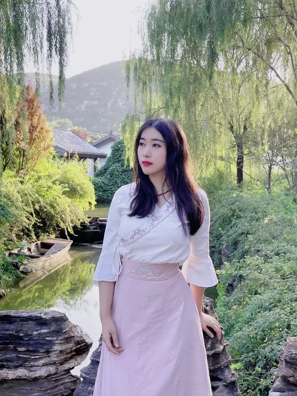 楊碧薇，中央民族大學(xué)文學(xué)博士，北京大學(xué)藝術(shù)學(xué)博士后。中國作家協(xié)會會員，中國文藝評論家協(xié)會會員。學(xué)術(shù)研究涉及文學(xué)、搖滾、民謠、電影、攝影、裝置等。出版《下南洋》《去火星旅行》等詩集、散文集、學(xué)術(shù)批評集等多部。主講個人網(wǎng)課《由淺入深讀懂漢語新詩》入駐騰訊視頻。