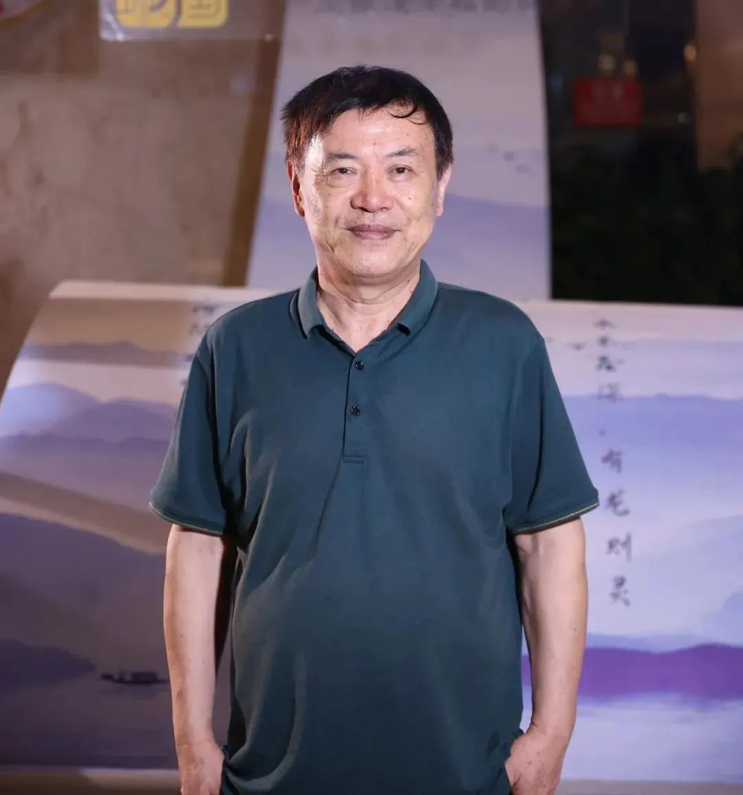 陸健，中國傳媒大學(xué)教授，中國詩歌學(xué)會常務(wù)理事。20世紀80年代初開始發(fā)表作品，先后創(chuàng)作發(fā)表詩歌、散文、評論等作品近千件，出版《窗戶嘹亮的聲音》《名城之門》等詩集與文藝評論集近30部，逐步形成了“紀實性詩歌”的寫作風(fēng)格。