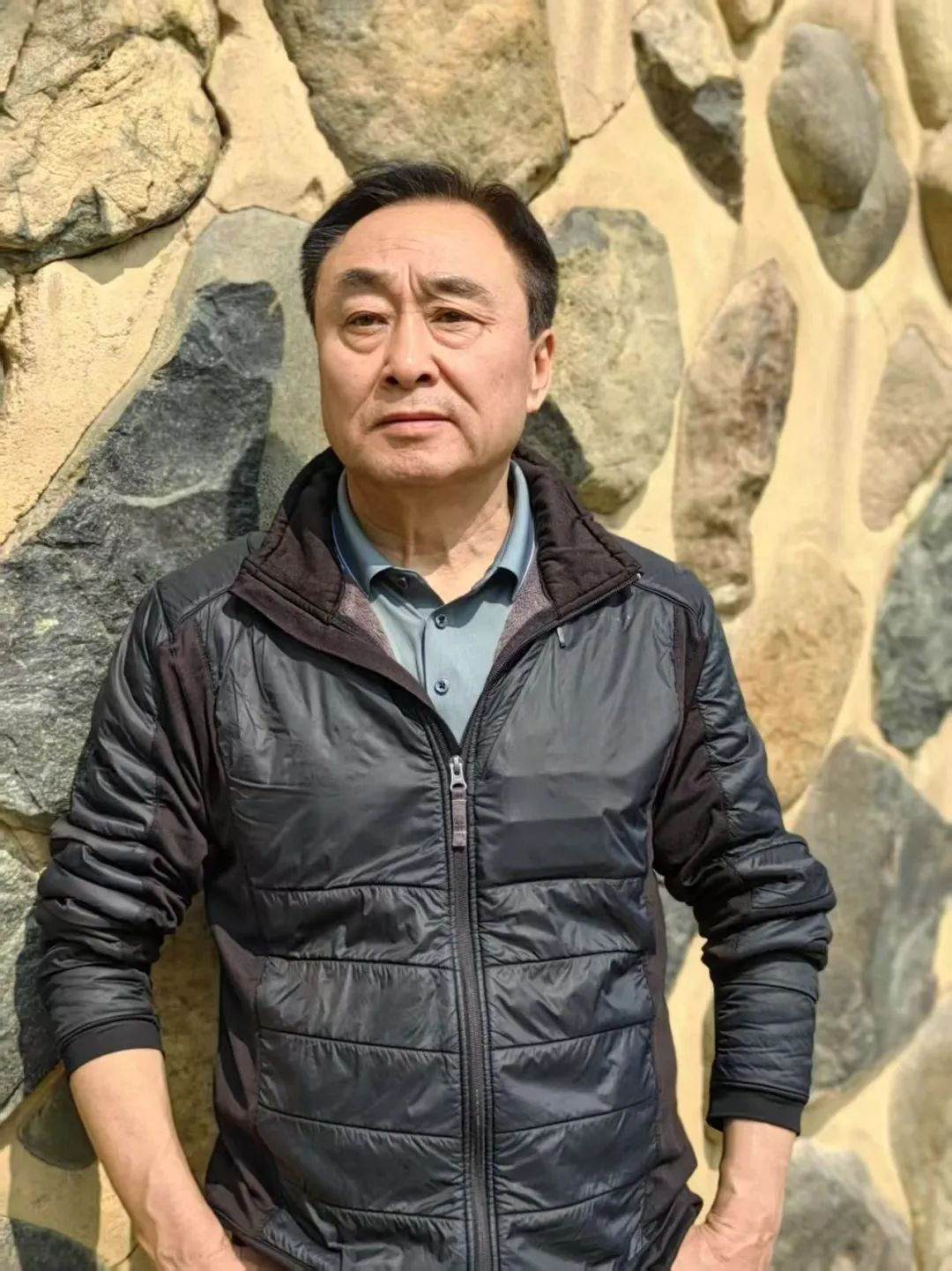 王學(xué)芯，出生在北京，長在無錫。中國作家協(xié)會會員，中國詩歌學(xué)會理事。參加第十屆青春詩會。獲郭沫若詩歌獎、十月文學(xué)獎、鍾山文學(xué)獎、《作家》第三屆詩歌獎、《星星》詩歌獎、紫金山文學(xué)獎、中國第五屆長詩獎，部分詩歌譯介國外。出版《雙唇》《這里那里》《天上的草原》《飛塵》《遷變》《老人院》《光域里》等15部詩集。