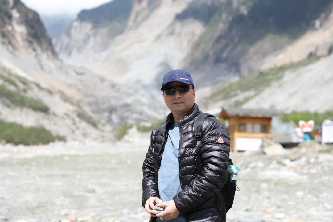 俞敏，筆名肅其羽，浙江杭州人。現(xiàn)為浙江省杭州市市場監(jiān)管局二級巡視員。八十年代中期開始寫詩?，F(xiàn)為浙江省作協(xié)會員、中國詩歌學(xué)會會員。有作品刊發(fā)在《詩刊》《星星》《詩選刊》《詩歌月刋》《綠風(fēng)》《詩林》《詩潮》等。出版?zhèn)€人詩集《隱匿的星辰》《越過山頂?shù)奶枴贰堵愤^不確定的時間》三部。曾獲第八屆李白杯全國詩歌大賽三等獎等獎項。