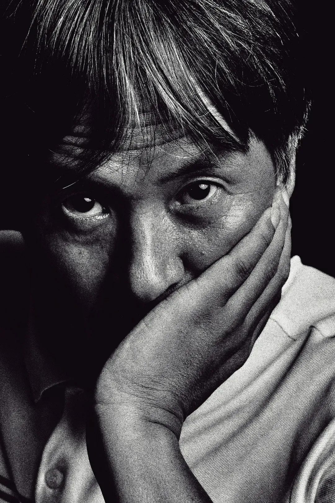 蔣立波，又名陳家農(nóng)，出生于浙江嵊州。著有《聽力測試》《迷霧與索引》《呼吸練習(xí)》等多部詩集。歷獲柔剛詩歌獎、《人民文學(xué)》青春中國詩歌獎、揚子江詩學(xué)獎、突圍年度詩人獎等獎項?，F(xiàn)居杭州遠郊。