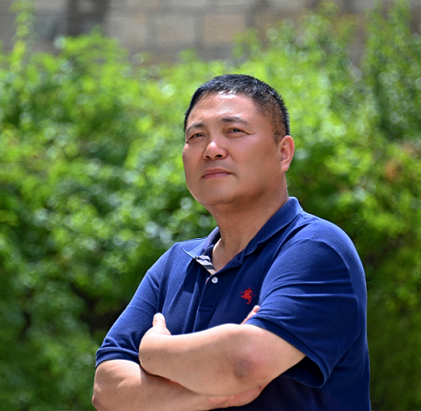 葉德慶，中國作家協(xié)會會員。出版詩集《人間論》《天際流》等五部書籍。作品發(fā)表于《人民文學(xué)》《十月》《詩刊》等。