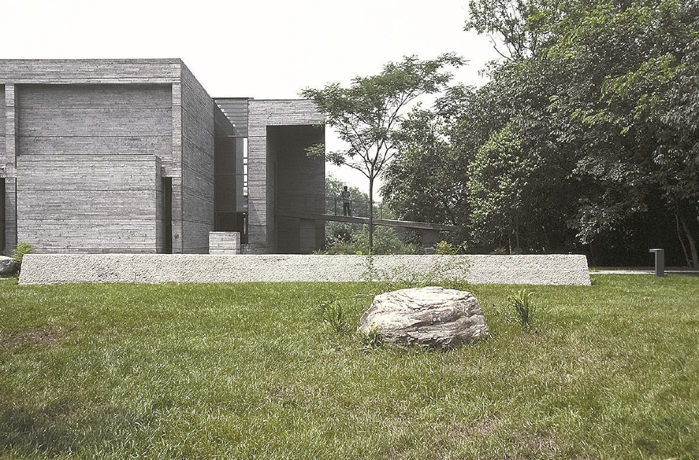 鹿野苑石刻藝術(shù)博物館清水混凝土墻的在地處理技藝，不僅成為“低技策略”的具體運用，更構(gòu)成了2000年初期國內(nèi)建筑學(xué)界關(guān)于“建構(gòu)”理論之爭鳴的重要個案。（攝影：畢克儉）
