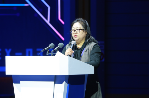 王衛(wèi)英匯報(bào)基地工作