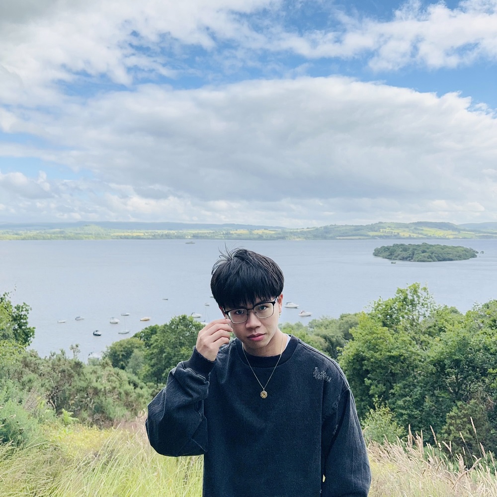 周于旸，1996年生，江蘇蘇州人，已出版小說集《馬孔多在下雨》《招搖過?！?。有作品發(fā)表于《人民文學(xué)》《十月》《北京文學(xué)》《小說界》等刊物，有作品入選收獲文學(xué)榜、城市文學(xué)排行榜，曾獲“鐘山之星”文學(xué)獎(jiǎng)，小說集《馬孔多在下雨》入圍第五屆寶珀理想國文學(xué)獎(jiǎng)決選名單。