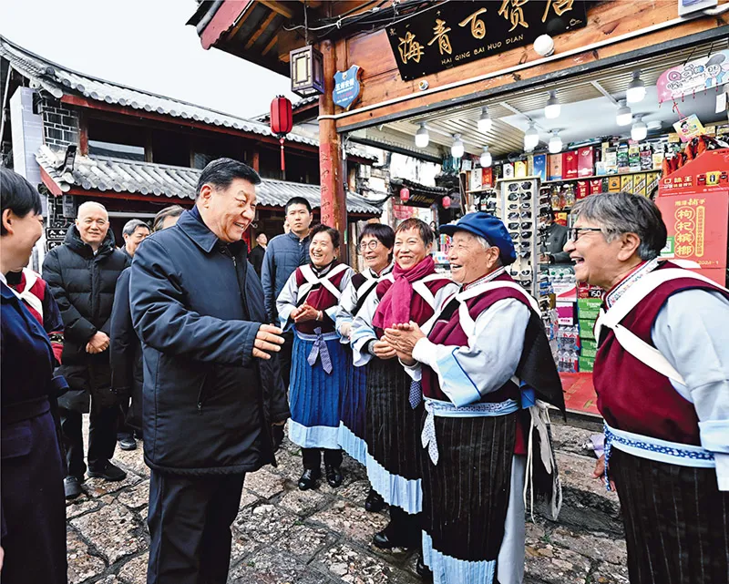 2025年3月19日至20日，中共中央總書記、國家主席、中央軍委主席習(xí)近平在云南考察。這是19日下午，習(xí)近平在麗江古城考察時，與當(dāng)?shù)鼐用裼H切交流。 新華社記者 燕雁/攝