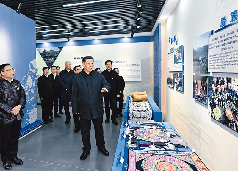 2025年3月17日至18日，中共中央總書記、國家主席、中央軍委主席習(xí)近平在貴州考察。這是17日下午，習(xí)近平在黔東南州黎平縣肇興侗寨侗族文化展示中心考察。 新華社記者 謝環(huán)馳/攝