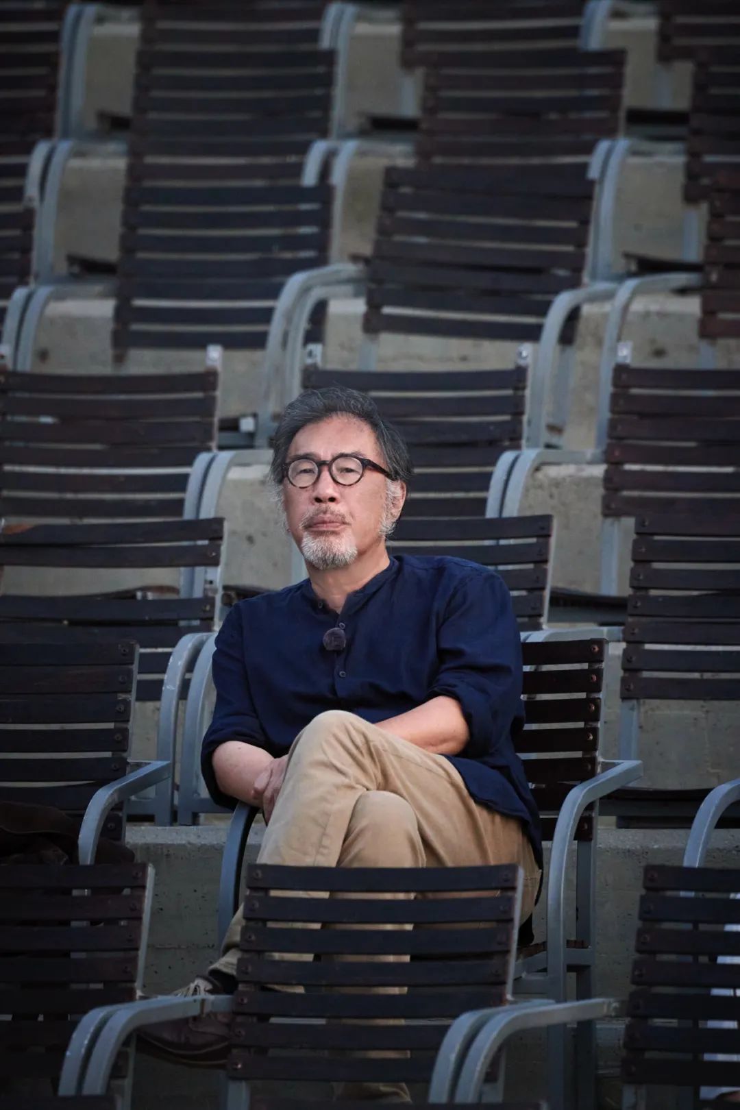  西川  1963年生，詩人、散文和隨筆作家、翻譯家，北京師范大學(xué)特聘教授。出版有詩集、隨筆集、論著、詩劇等多部作品及多種詩歌詩論譯作。曾獲魯迅文學(xué)獎（2001）、中國書業(yè)年度評選·年度作者獎（2018）、聞一多詩歌獎（2024）、德國魏瑪全球論文競賽十佳（1999）、瑞典馬丁松玄蟬詩歌獎（2018）等。作品入選多種選本并被廣泛譯介于三十多個國家和地區(qū)。其英譯作品《蚊子志：西川詩選》(譯者Lucas Klein)入圍2013年度美國最佳翻譯圖書獎，并獲美國文學(xué)翻譯家協(xié)會2013年度盧西恩·斯泰克亞洲翻譯獎。