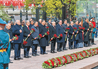 當(dāng)?shù)貢r間5月9日，俄羅斯舉行盛大慶典，紀(jì)念蘇聯(lián)偉大衛(wèi)國戰(zhàn)爭勝利80周年。國家主席習(xí)近平和來自世界20多個國家及國際組織領(lǐng)導(dǎo)人應(yīng)邀出席慶典。慶典結(jié)束后，習(xí)近平同其他國家領(lǐng)導(dǎo)人一起從紅場來到亞歷山大花園，向無名烈士墓獻花，并肅立默哀。    新華社記者??翟健嵐攝