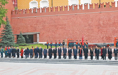 當(dāng)?shù)貢r間五月九日，俄羅斯舉行盛大慶典，紀(jì)念蘇聯(lián)偉大衛(wèi)國戰(zhàn)爭勝利八十周年。國家主席習(xí)近平和來自世界二十多個國家及國際組織領(lǐng)導(dǎo)人應(yīng)邀出席慶典。慶典結(jié)束后，各國領(lǐng)導(dǎo)人集體合影留念。    新華社記者??黃敬文攝