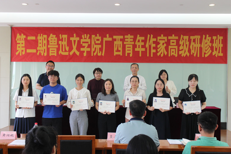 為學(xué)員頒發(fā)結(jié)業(yè)證書（其中一組）