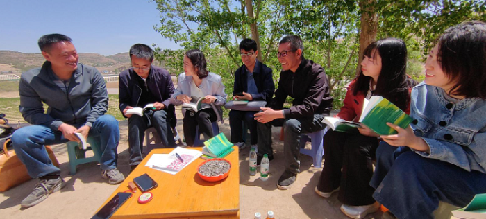 走進(jìn)大山深處與詩(shī)人曹兵交流。
