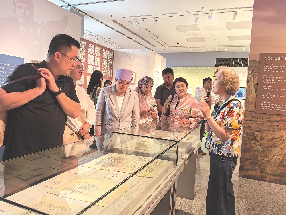 作家們?cè)谥袊?guó)現(xiàn)代文學(xué)館參觀“三紅一創(chuàng) 青山保林”紅色經(jīng)典展