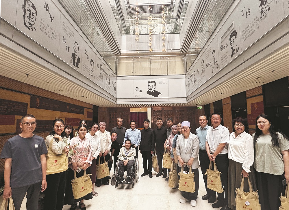 作家們參觀魯迅文學(xué)院