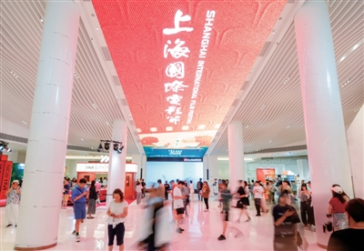 第二十七屆上海國際電影節(jié)期間，上海影城里人來人往。  　　主辦方供圖