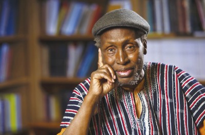  恩古吉·瓦·西昂奧生前是美國(guó)歐文加州大學(xué)比較文學(xué)與英語(yǔ)專業(yè)的杰出教授。史蒂夫·齊柳斯攝影，歐文加州大學(xué)圖片