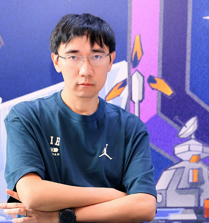 寶樹(shù)，科幻作家，浙江嘉興人，現(xiàn)任中國(guó)作家協(xié)會(huì)科幻專(zhuān)委會(huì)委員，中國(guó)科普作家協(xié)會(huì)常務(wù)理事等。著有《觀想之宙》《時(shí)間之墟》《七國(guó)銀河》等九部長(zhǎng)篇小說(shuō)及多部中短篇作品集。主編科幻選集《科幻中的中國(guó)歷史》《未來(lái)親子檔案》等。多部作品被譯為英、法、德、日等十余種外文出版。獲華語(yǔ)科幻星云獎(jiǎng)、中國(guó)科幻銀河獎(jiǎng)、科幻星球獎(jiǎng)等獎(jiǎng)項(xiàng)，入圍2024年雨果獎(jiǎng)最佳短篇單元。多部作品在影視改編中。