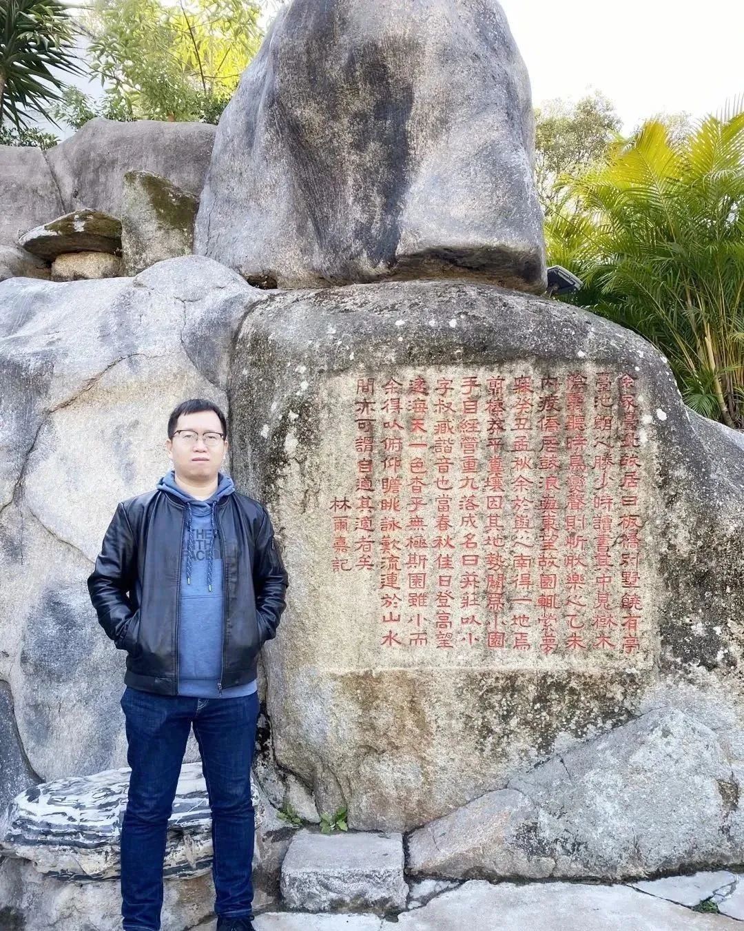 張象，中國作協(xié)會員，山西文學院簽約作家。小說見于《十月》《上海文學》《青年文學》等刊物，出版作品有《外省青年》等三部。