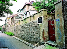 現(xiàn)代作家的青島印象與抗戰(zhàn)記憶　　青島是中共地下黨組織和左聯(lián)小組的重要據(jù)點(diǎn)，也是大批現(xiàn)代作家的寓居之地。[詳細(xì)]