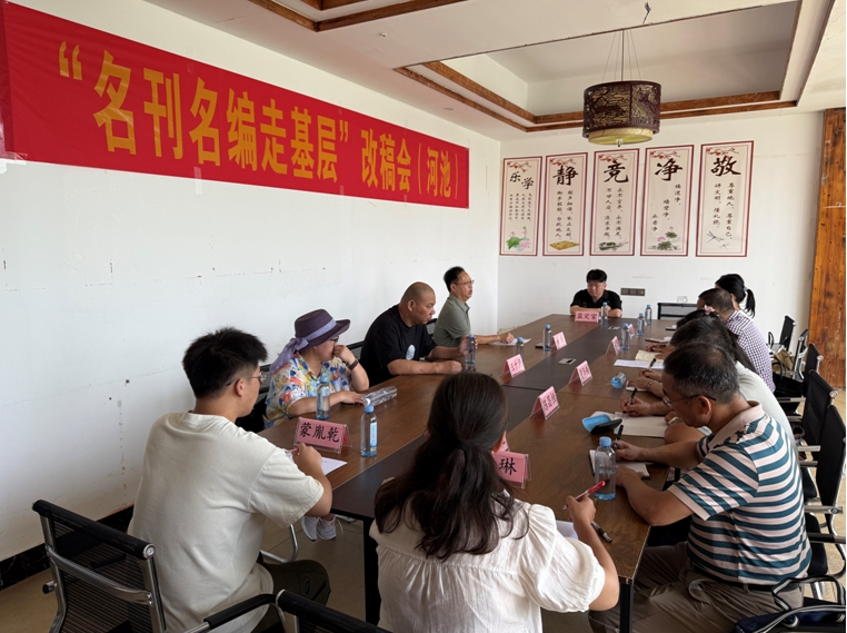 王十月在“名刊名編走基層”河池改稿會(huì)現(xiàn)場(chǎng)。（潘劍 攝 )