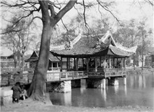 抗戰(zhàn)中的上海公園　　若是以上海的公園作為線(xiàn)索，也會(huì)浮現(xiàn)出一段屈辱與抗?fàn)幗豢?、傷害與堅(jiān)韌并存的抗戰(zhàn)史。[詳細(xì)]